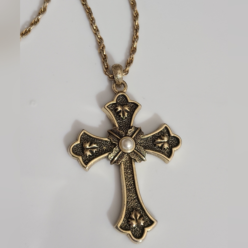 Vintage 1975 sarah Coventry limited edition cross necklace pendant BIG pearl
